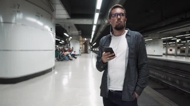 Guy in attesa di treno a Barcellona metropolitana . — Video Stock