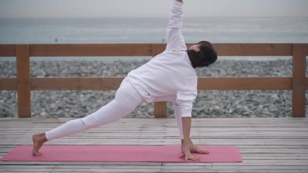 Entraînement de dame sportive près de la plage . — Video