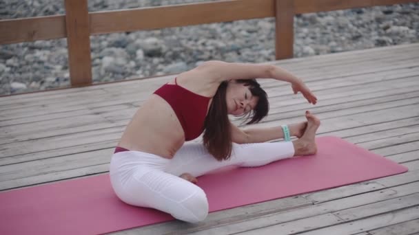 Yoga femme étirement . — Video