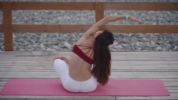 Sahilde meditasyon kadın — Stok video