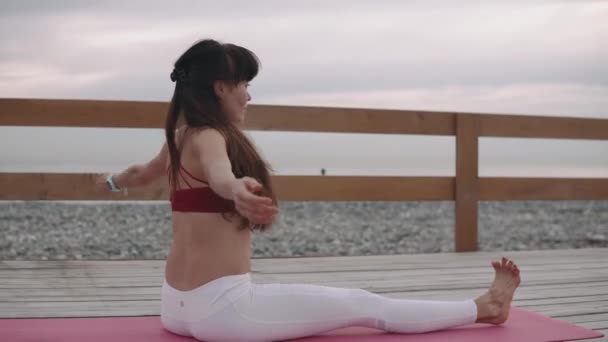 Femme faisant du sport près de la plage . — Video