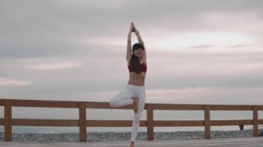 Kadın yalnız doğa üzerinde derin derin düşünür.