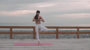 Fitness kadın pratik yoga dışında.