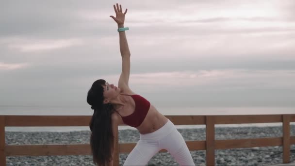 Donna che pratica yoga Posa . — Video Stock