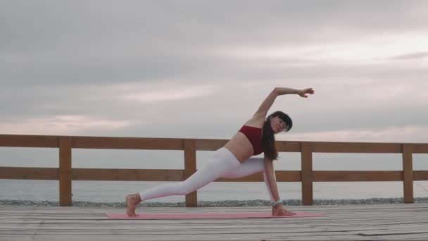 Desportista faz ioga na praia tropical . — Vídeo de Stock