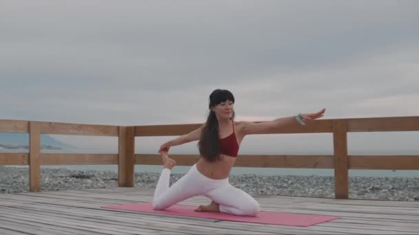 Mujer meditando haciendo yoga al aire libre . — Vídeo de stock