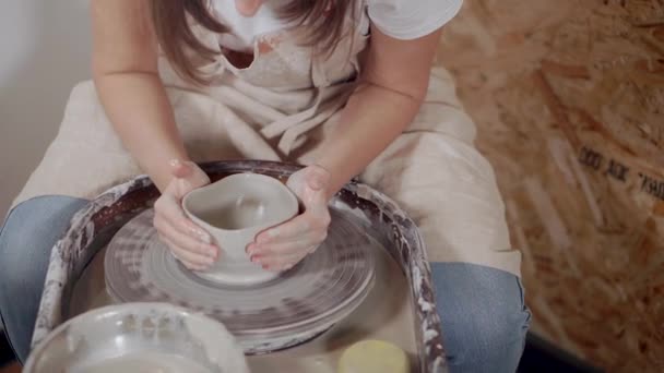 Vrouwelijke Potter werkt met klei, Modeling Bowl op Potters Wheel — Stockvideo