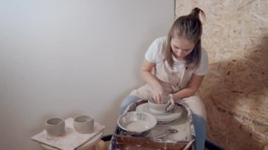 Ceramist usta kadın geleneksel çömlekçark kullanarak sofra yapıyor