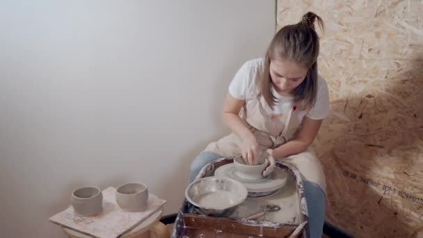 Κεραμικός Master γυναίκα φτιάχνει επιτραπέζια σκεύη με τη χρήση του παραδοσιακού τροχού — Αρχείο Βίντεο