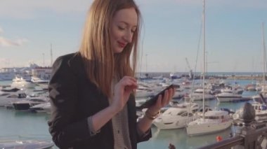 Mutlu kadın internet ile telefonla sohbet, mesajları okuma ve gülümseyerek