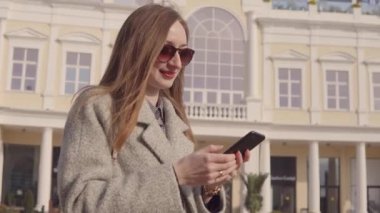 Kadın akıllı telefonlardan araklıyor, SMS okuyor ve fotoğrafları izliyor.