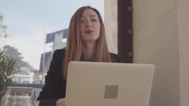 Positieve jonge vrouw met Personal computer. — Stockvideo