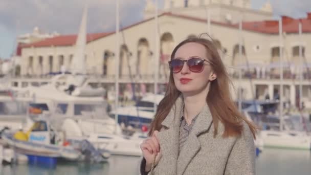 Ragazza alla moda in porto in primavera calda . — Video Stock