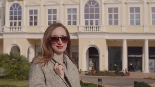 Encantadora mujer mirando alrededor en el puerto en primavera . — Vídeo de stock