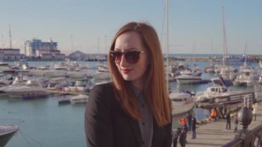 Limanda poz veren şık görünümlü kız.