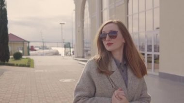 Limanda gezinen şık genç kız.