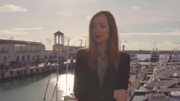 Heureuse femme adulte admire la vue sur le port de mer dans la journée ensoleillée — Video