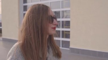 Bahar da yürüyüşe çıkan genç bir kızın portresi.