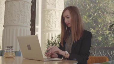 Seo-uzman kadın güneşli bir günde ofiste dizüstü ile çalışıyor