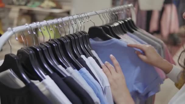 Kobieta kupuje nowe ubrania w centrum handlowym. — Wideo stockowe