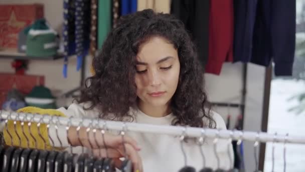Női választás új ruhát egy boltban. — Stock videók