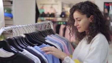 Giysi için Pretty brunnete alışveriş.