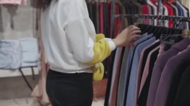 Genç bayan bir dükkanda geziniyor..