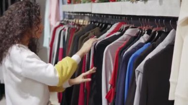 Tek başına alışveriş merkezinde Trendy kız alışveriş.