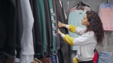 Yeni bir kazak arayan bir kadın..