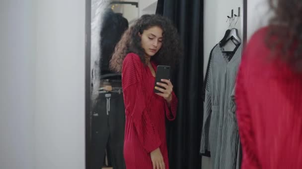 Fille prend des photos d'elle-même dans le dressing . — Video