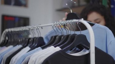 Bir mağazada yeni moda giysiler toplama.