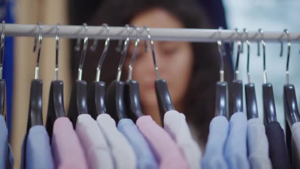 Жінка в торговому центрі вибирає одяг . — стокове відео