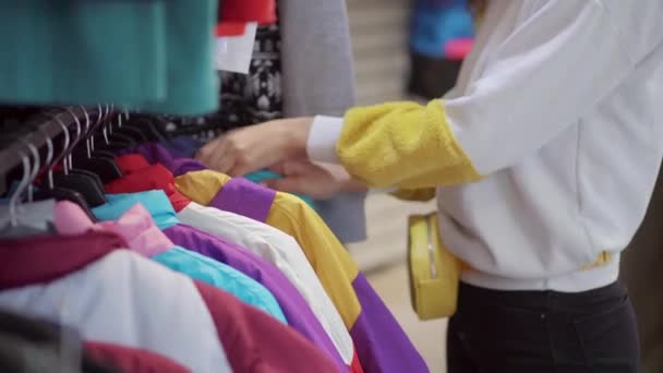 Feminino corre em rack com roupas . — Vídeo de Stock