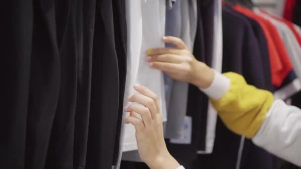 Stylová dáma nakupování v oděvním obchodě. — Stock video