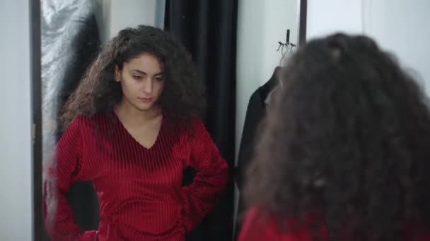 Cliente femenino en tienda comprando vestido . — Vídeos de Stock