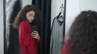 Pretty kız bir soyunma odasında fotoğraf çeker.