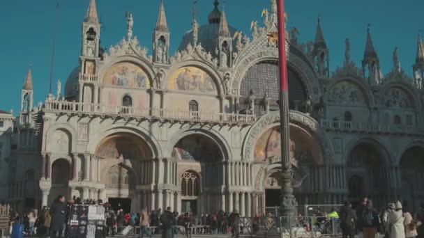 Italien, Venedig - Februar 2019: Massen von Touristen und Bürgern vor der Markusbasilika — Stockvideo
