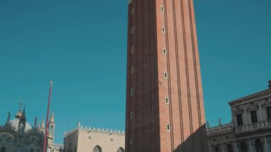 İtalya, Venedik - Şubat, 2019: Gündüz St Mark Campanile panoramik görünümü kadar tilt