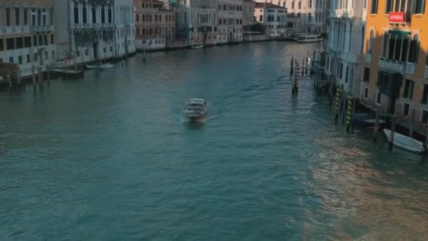 Italien, Venedig-februari, 2019: liten Yacht flyter över Canal Grande på kvällstid — Stockvideo