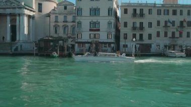 İtalya, Venedik - Şubat, 2019: Beyaz yat gündüz kanal üzerinde hareket ediyor