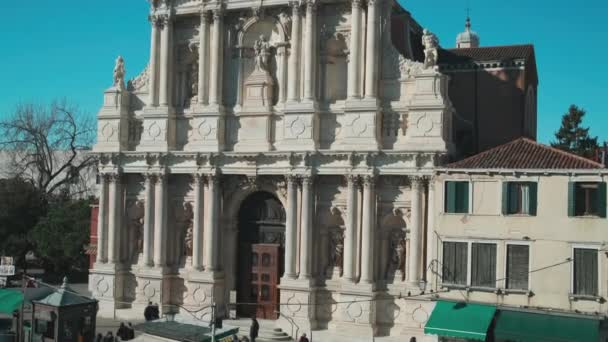 Италия, Венеция - февраль 2019 года: передний фасад Санта Мария ди Назарет, наклон вверх — стоковое видео