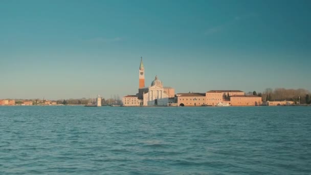 Italia, Venezia - febbraio 2019: Veduta su Piazza San Marco e campanile dall'altra sponda del Canal Grande — Video Stock