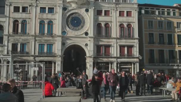 Italien, Venedig - Februar 2019: Touristen beobachten und fotografieren den Uhrturm bei Tag — Stockvideo