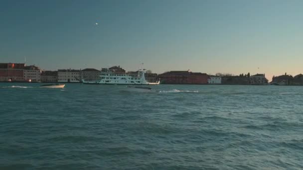 Italia, Venezia - febbraio 2019: Piccoli vaporetti e navi si muovono sul Canal Grande al tramonto — Video Stock