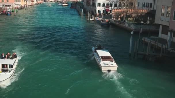 Italia, Venecia - febrero de 2019: El transporte privado y público de agua se mueve por el canal en la ciudad — Vídeos de Stock