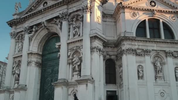 Ιταλία, Βενετία-Φεβρουάριος, 2019: πρόσοψη της Santa Maria della χαιρετισμό εκκλησία στην ώρα του ηλιοβασιλέματος, — Αρχείο Βίντεο