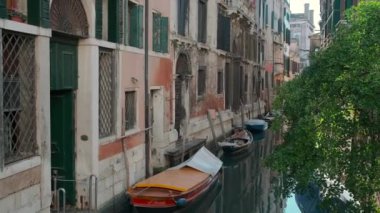 Gündüz güzel Venedik sokak, tekneler küçük kanal üzerinde demirli,