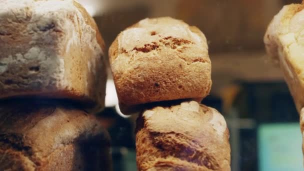 Live bewegende weergave op vitrine van bakkerij met vers brood, door glas — Stockvideo