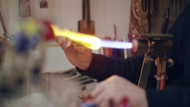 Gaffer készül üvegbottal az üvegfújó, felmelegedés, hogy a láng a fáklya, — Stock videók