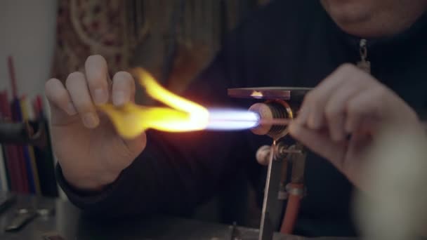 Ventilateur brûle verre blanc dans l'atelier, tournant dans le feu, gros plan — Video